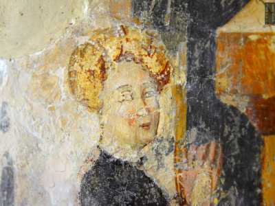 ...qui, ai piedi di Maria avvolta nel suo panneggio azzurro e seduta su un baldacchino, spunta l�immagine di una gentildonna, committente dell�opera: la contessa di Conversano Caterina del Balzo Orsini